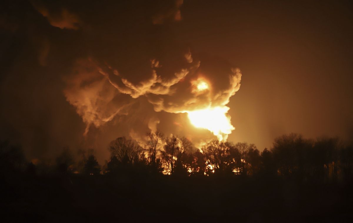 Pożar bazy paliwowej niedaleko Kijowa, Fot. PAP/EPA/ALISA YAKUBOVYCH