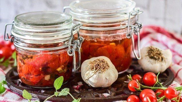 Wigilijne śledzie marynowane z suszonymi pomidorami. Oto przepis