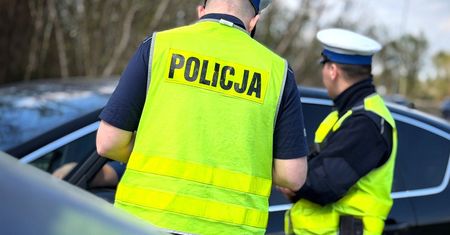Groźny wypadek w Szczecinie. Auto wjechało w zakład pogrzebowy