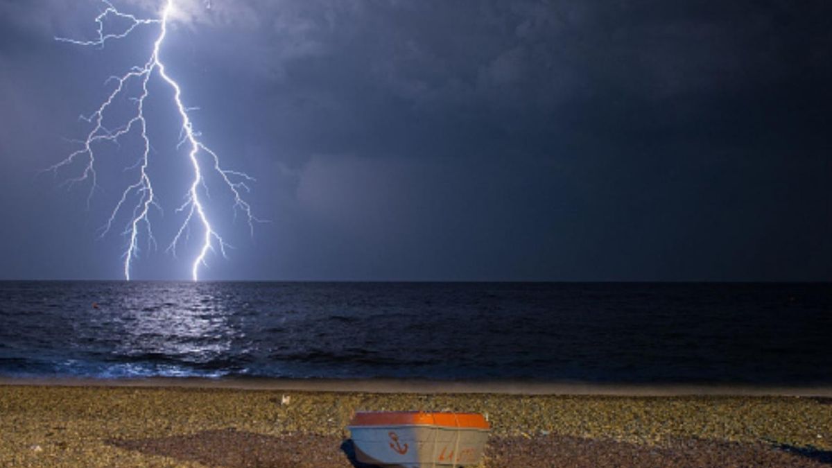 Jak zachować się podczas burzy? Ratownik wyjaśnia, jak pomóc osobie porażonej piorunem