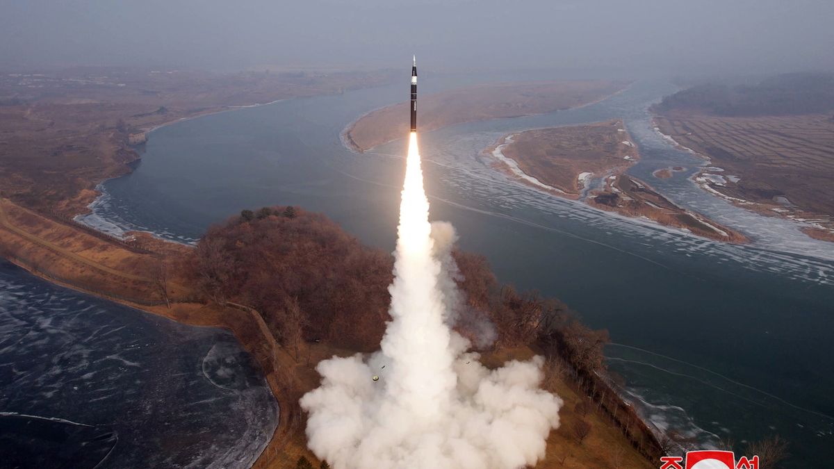 A photo released by the official North Korean Central News Agency (KCNA) shows the launch of an intermediate-range ballistic missile (IRBM) with a hypersonic warhead as payload, at an undisclosed location in North Korea, 06 January 2025 (issued 07 January 2025). According to KCNA, the missile travelled around 1,500 kilometers and the test was overseen by North Korean leader Kim Jong Un. EPA/KCNA EDITORIAL USE ONLY Dostawca: PAP/EPA.