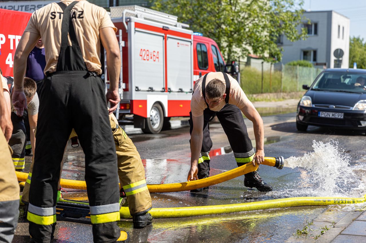 Strażacy pracują przy usuwaniu skutków nawałnicy