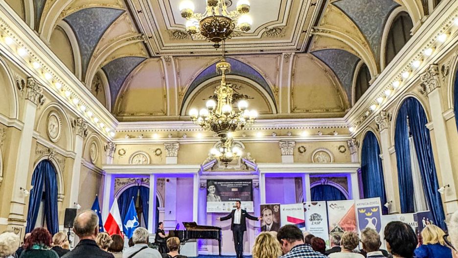 Przesłuchania Międzynarodowego Konkursu Wokalnego im. Jana Kiepury w Krynicy-Zdroju w Sali Balowej (na scenie Michał Romanowski) © archiwum KTK im. Jana Kiepury