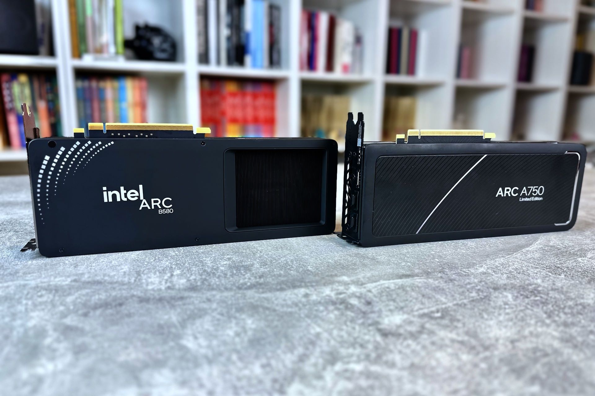 Intel ARC B580 Limited Edition - obok ARC A750