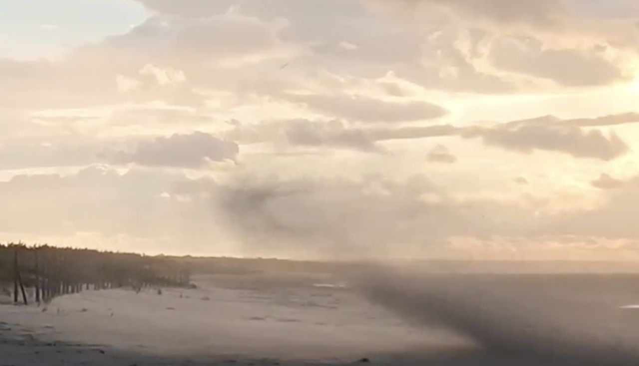 Trąba powietrzna na plaży w Gdańsku. Więcej strachu, niż szkód