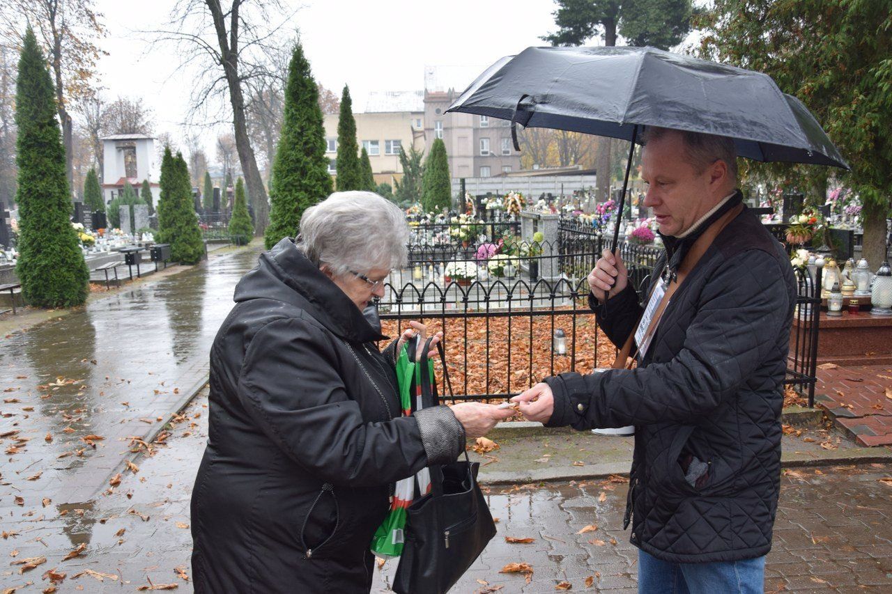 Padł rekord. To była 13. kwesta na odrestaurowanie zabytkowych nagrobków na starym cmentarzu w Zduńskiej Woli