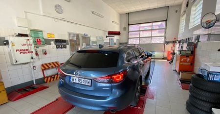 Test amortyzatorów może błędnie podać negatywny wynik. To nie jest wina ani diagnostów, ani maszyn
