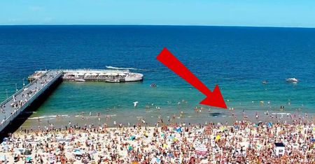 13:45 na zegarze. Patrzcie na plażę w Kołobrzegu. Nie potrzeba słów