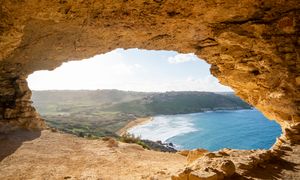 Maleńka wyspa potrafi zachwycić. Już rejs tam jest atrakcją samą w sobie