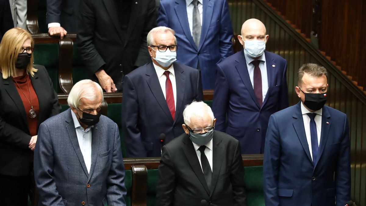 Jaros�aw Kaczy�ski, Ryszard Terlecki, Mariusz B�aszczakWarszawa, 17.09.2021. Wicepremier, prezes PiS Jaros�aw Kaczy�ski (C-d�), wicemarsza�ek Sejmu Ryszard Terlecki (L-d�) i minister obrony narodowej Mariusz B�aszczak (P-d�) na sali plenarnej ni�szej izby parlamentu, 16 bm. w Warszawie. Pos�owie rozpatruj� m.in. rz�dowy projekt ustawy o rodzinnym kapitale opieku�czym i g�osuj� nad poprawkami Senatu do kilku ustaw, w tym do noweli ustawy o wynagrodzeniu os�b zajmuj�cych kierownicze stanowiska pa�stwowe. (jm) PAP/Tomasz GzellTomasz Gzell9, 9., Dziewi�ta , IX , kadencja, kadencji , Obrady , Polityka, posiedzenie, sejm