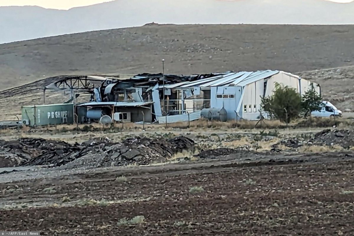 Teren lotniska wojskowego w Arbat, w irackim Kurdystanie po ataku drona