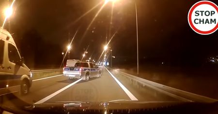 Zajeżdża drogę i blokuje pas. Internauci nie zostawiają na policjancie suchej nitki