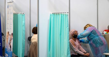 Rejestracja na szczepienie COVID-19. Ruszyły zapisy dla kolejnych roczników
