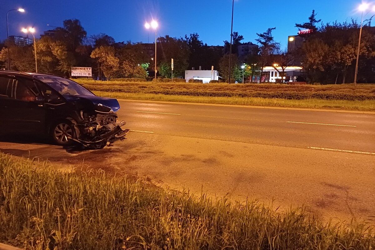 Zderzenie trzech aut na skrzyżowaniu al. Solidarności z ul. Dolna 3 Maja w Lublinie