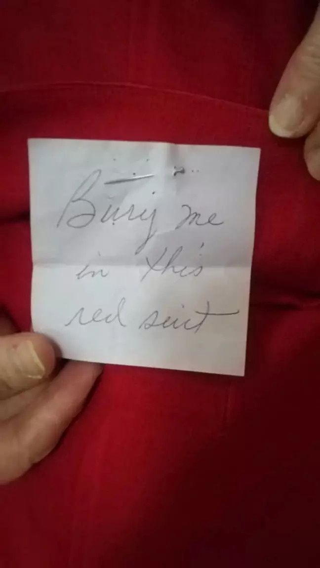The woman found a message in the jacket pocket