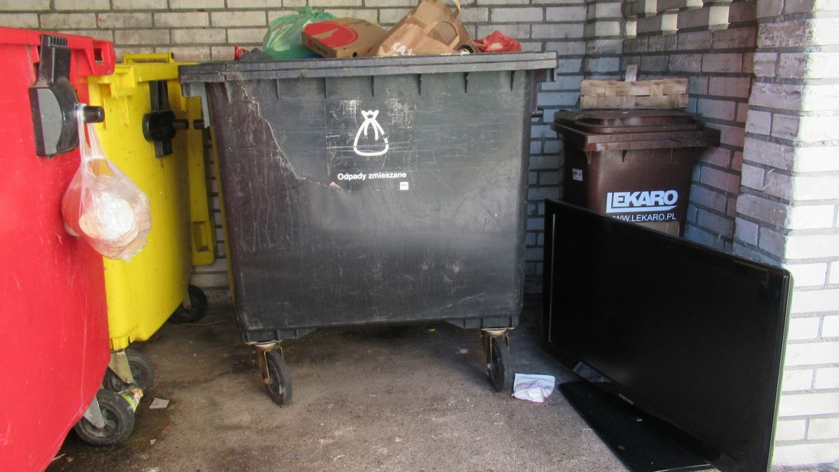 Stock Marek Bazak
Fot. Zofia i Marek Bazak/East News, warszawa N/z telewizor wystawiony na smietnik, niewlasciwe pozbycie sie zuzytego sprzetu elektronicznego grozi kara grzywny.
ZOFIA BAZAK