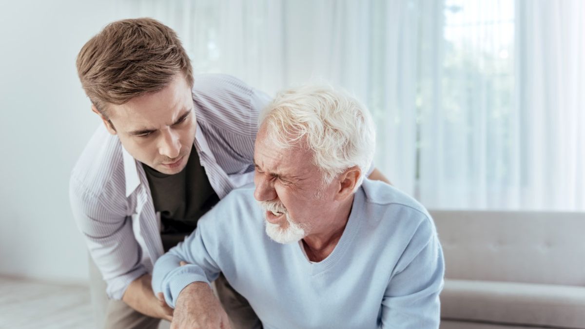 Udar móżdżku to sytuacja, za którą odpowiada zatkana lub pęknięta tętnica, ale i krwawienie wewnątrzczaszkowe.