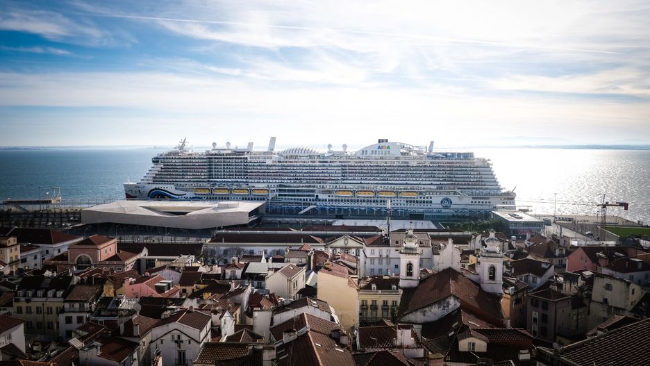 Ship with more than 4000 people on board and 52 positive cases in the port of Lisbonepa09662596 The cruise ship AIDAnova with more than 4,000 people on board is docked in the port of Lisbon, Portugal, 01 January 2022. The cruise ship was moored for two days since arriving at port on 29 December 2021, after 52 people tested positive for Covid-19.  EPA/MARIO CRUZ Dostawca: PAP/EPA.MARIO CRUZ