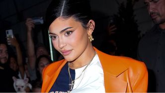 Kylie Jenner w zaawansowanej ciąży wygina się w obcisłym kombinezonie (FOTO)