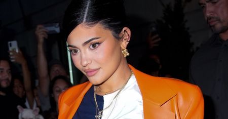 Kylie Jenner w zaawansowanej ciąży wygina się w obcisłym kombinezonie (FOTO)