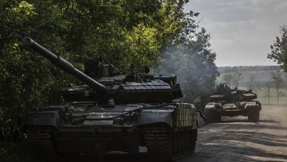 Ukraina - archUkrainian tanks outside Sievierodonetsk, Ukraine, May 24, 2022, as Russian forces attempt to capture the town. Russian forces have rained a relentless barrage of artillery and gunfire down on Sievierodonetsk, one of the last major Ukrainian strongholds in the region. (Finbarr O'Reilly/The New York Times)FINBARR O'REILLY