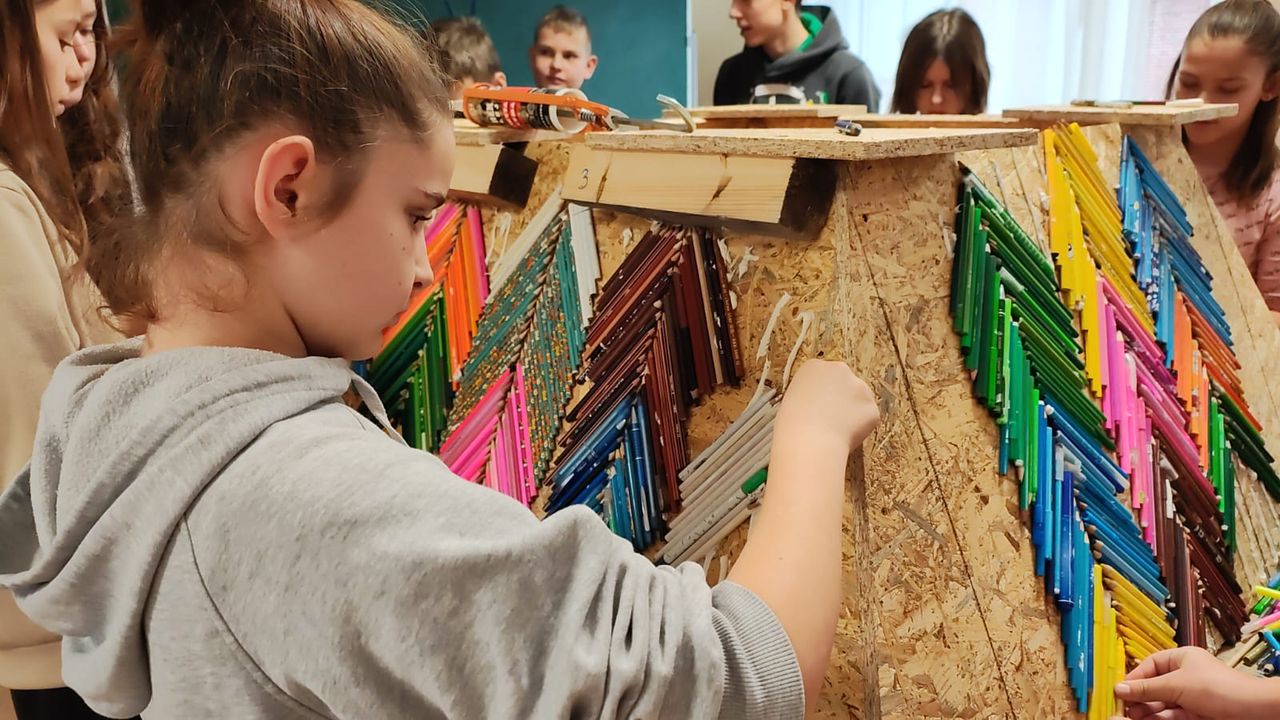 To będzie mega choinka z ponad 10.000 kolorowych kredek