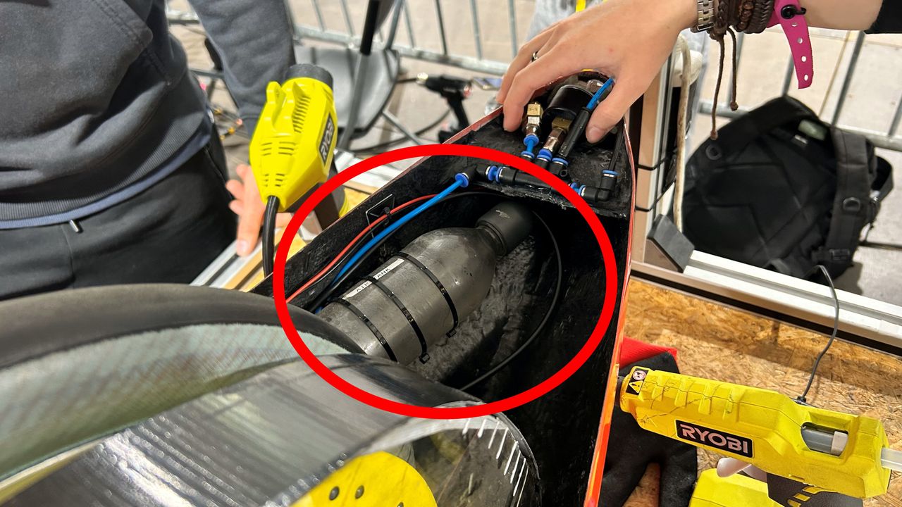 plastikowa butelka służy tu jako pompa paliwa