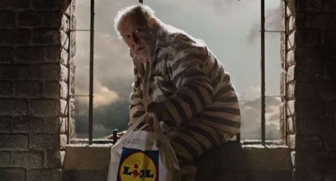 Boże Narodzenie w więzieniu w świątecznej reklamie Lidla (wideo)