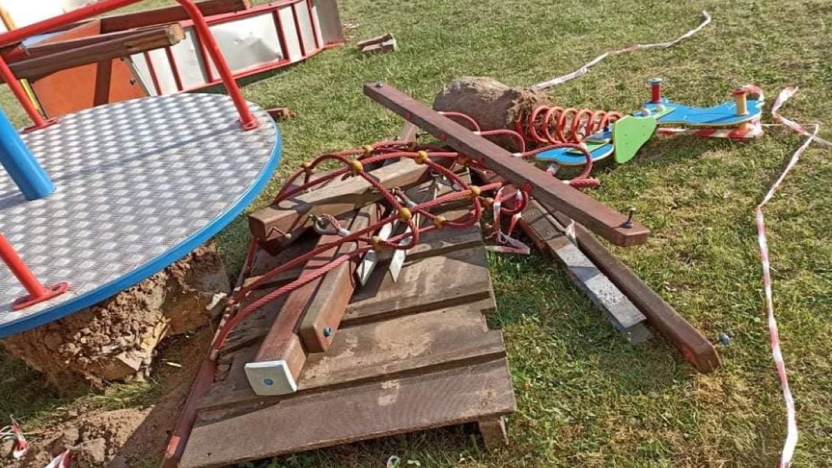 Wandale zniszczyli sprzęty, które miały stanąć na nowym placu zabaw. Dzieci straciły możliwość zabawy 