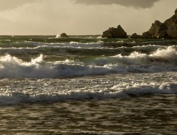 Pogoda na turystycznej wyspie szaleje. Apelują do mieszkańców i turystów