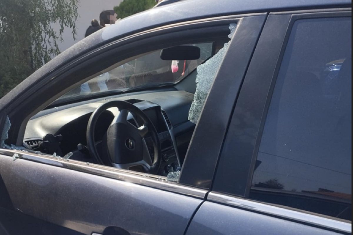 Policjant wybił szybę w samochodzie. Ratował 1,5 roczne dziecko