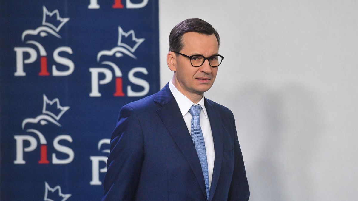 Na zdjęciu Mateusz Morawiecki na tle logo PiS