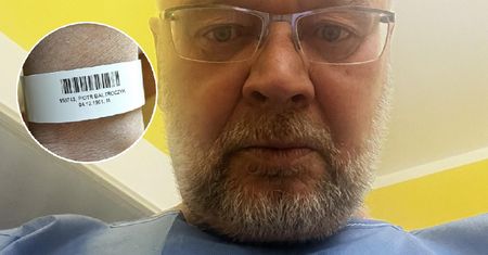 Piotr Bałtroczyk pokazał nowe zdjęcie ze szpitala. Humor go nie opuszcza