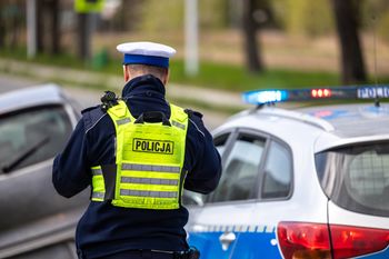 Groźne zdarzenie na DK74 w powiecie opatowskim. 84-latka uderzyła w naczepę ciężarówki i trafiła do szpitala