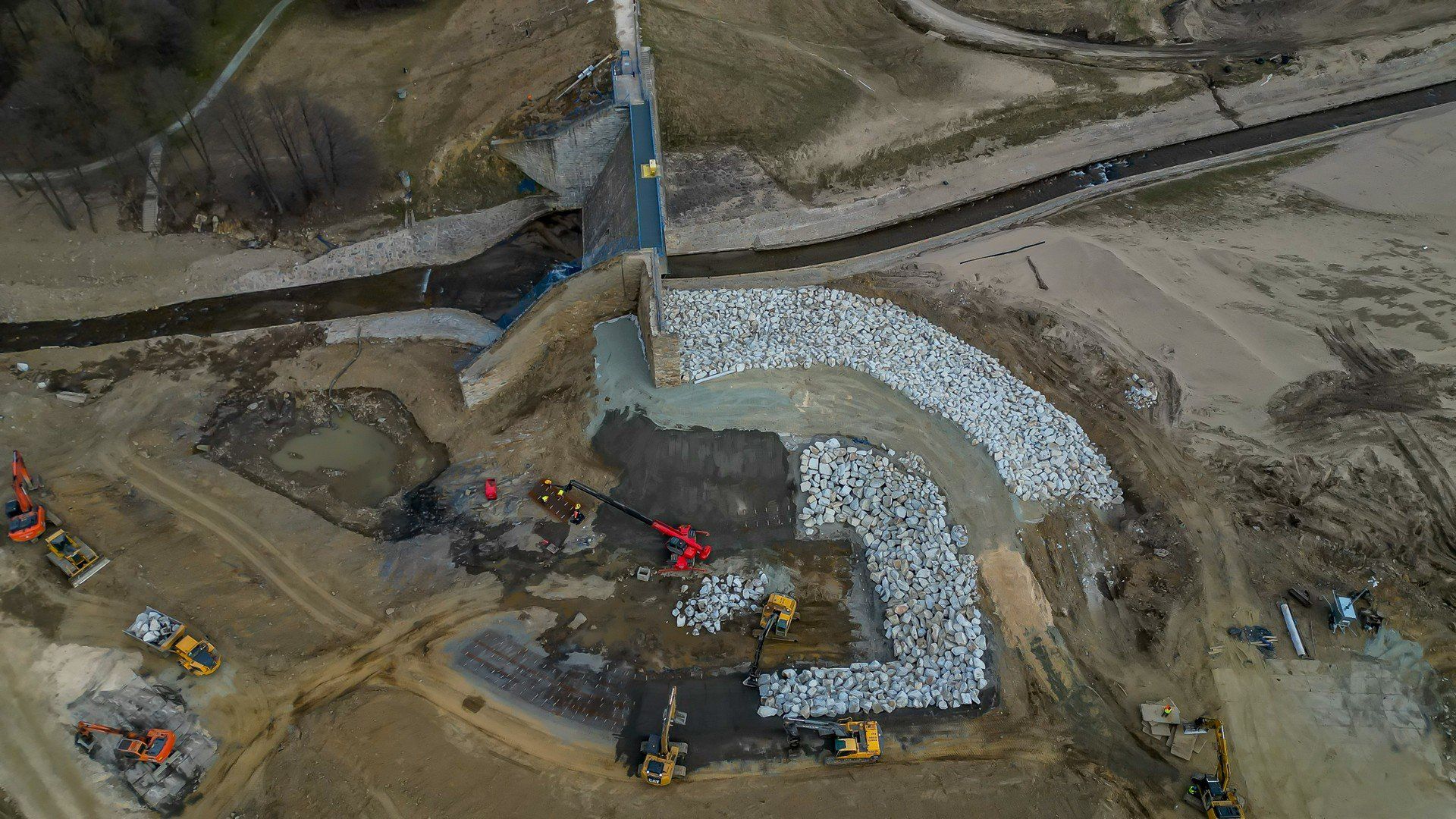 Zabezpieczanie zniszczonej zapory (marzec 2025 r.).