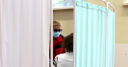 Warszawa. Trwa akcja "Wolę się zaszczepić" dla uczniów. Wkrótce przyjmą drugą dawkę