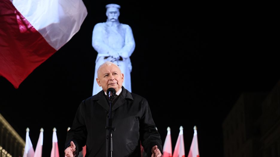 Warszawa, 10.11.2022. Prezes Prawa i Sprawiedliwości Jarosław Kaczyński na uroczystości w ramach obchodów rocznicy katastrofy smoleńskiej w przeddzień Narodowego Święta Niepodległości na Placu Marszałka Józefa Piłsudskiego w Warszawie, 10 bm. (aldg) PAP/Leszek Szymański