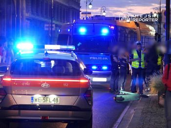 Warszawa: Pijana wjechała na elektrycznej hulajnodze w autobus miejski na Nowym Świecie