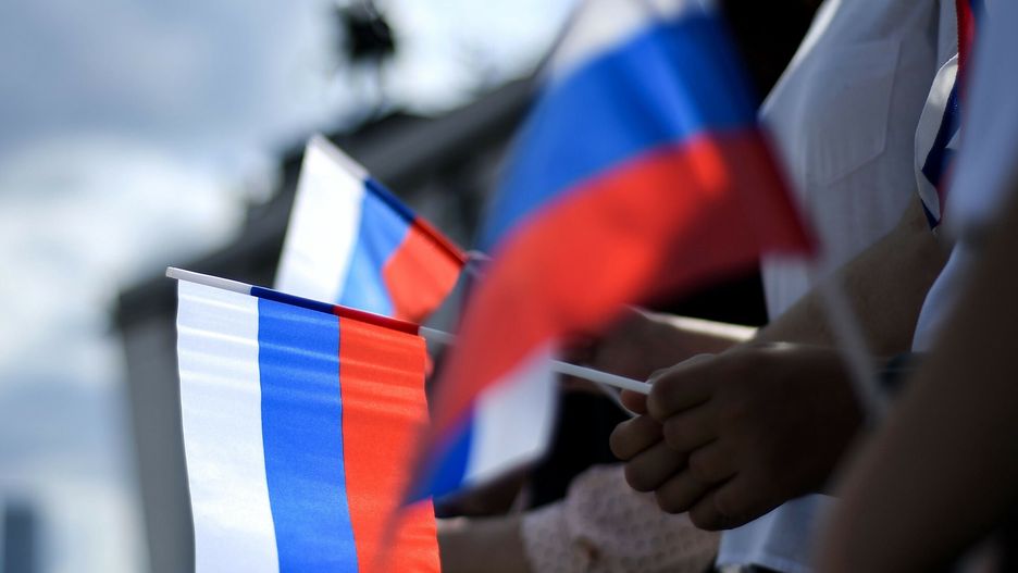 Dzie? flagi w RosjiPeople hold Russian national flags during a celebration ceremony of the National Flag Day at Poklonnaya Hill in Moscow on August 22, 2020. - Russia marks the 29th anniversary of the abortive 1991 coup against then Soviet president Mikhail Gorbachev.  August 22, 1991, was declared as Russia's Flag Day when Russia's flag was raised atop the Russian White House instead of the Soviet one was declared as Russia's Flag Day. (Photo by Kirill KUDRYAVTSEV / AFP)KIRILL KUDRYAVTSEV