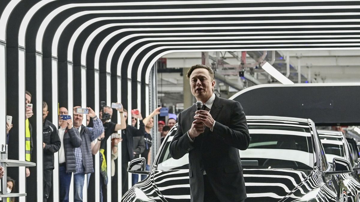 Firma Elona Muska wycofała dobrowolnie ponad 360 tys. aut z rynku
