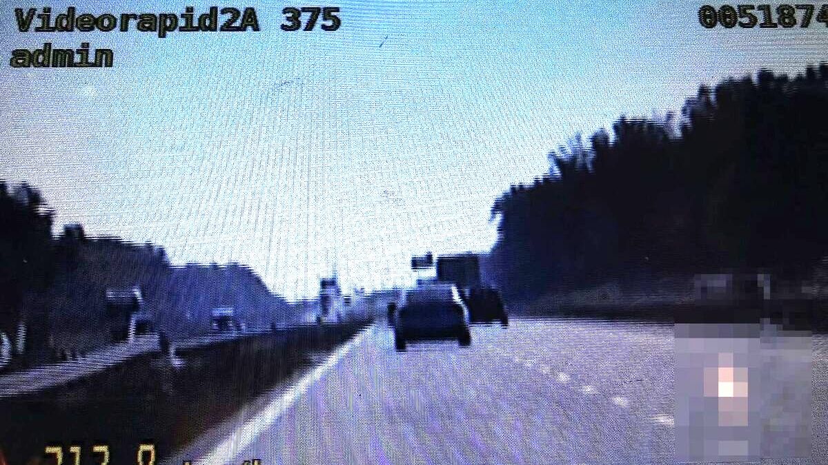Policjanci namierzyli pędzące po S17 BMW