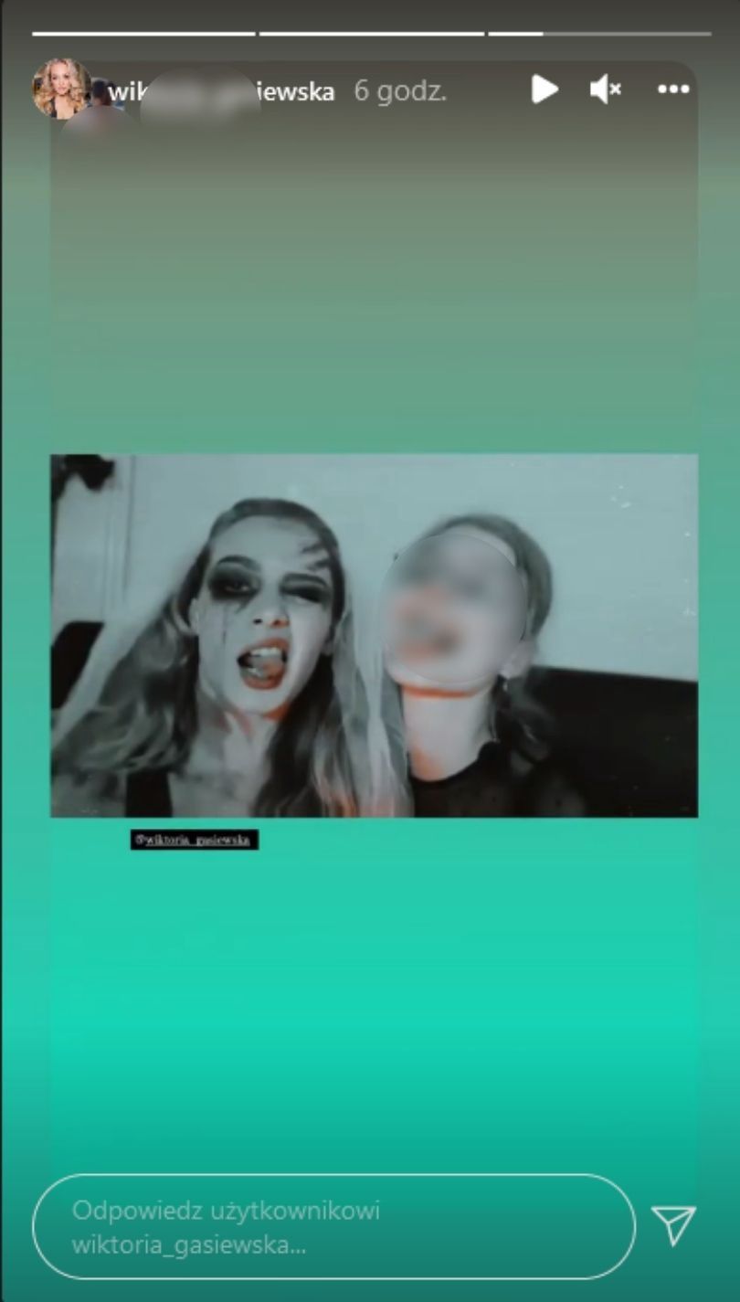 Wiktoria Gąsiewska bawi się na halloweenowej imprezie