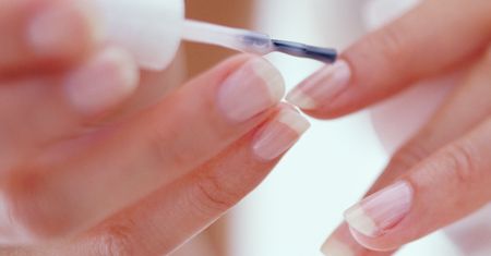 Nie noś "gołych paznokci" po hybrydzie. Możesz sobie zaszkodzić