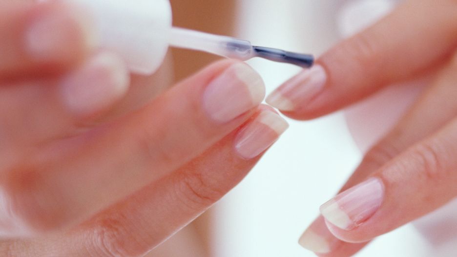 Na zniszczone paznokcie po hybrydzie należy nakładać odżywkę