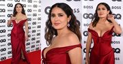 Odziana w satynową suknię Salma Hayek i jej głęboki dekolt pozują na gali GQ Men Of The Year Awards 2022 (ZDJĘCIA)