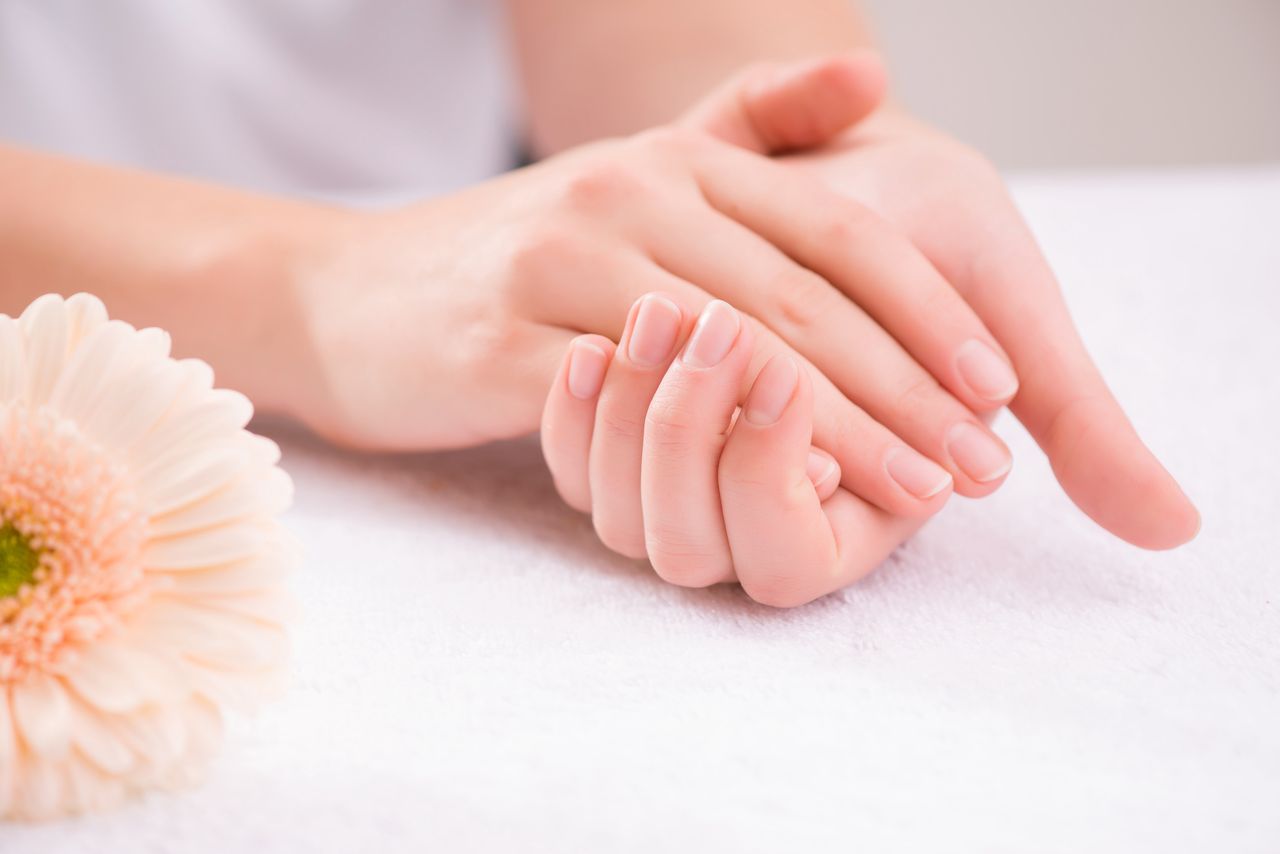 Quiet luxury. Minimalizm w manicure zyskuje coraz więcej zwolenników