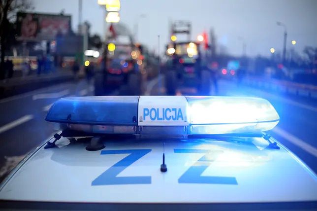 Warszawa. Kierowca wpadł w poślizg i uderzył w przystanek, gdzie czekała kobieta
