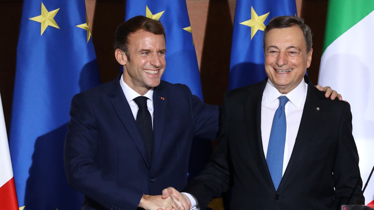 Emmanuel Macron (z lewej) i Mario Draghi (z prawej)
