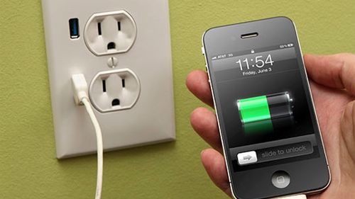 Ładujemy iPhone’a przez USB w ścianie 1