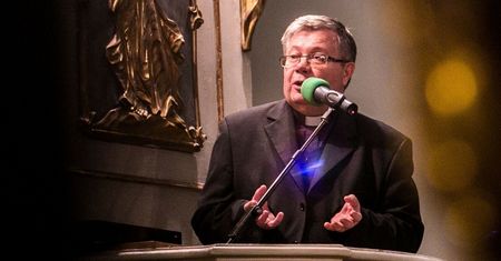 Koczują na granicy. Ks. Wierzbicki: Wstydzę się za współwyznawców